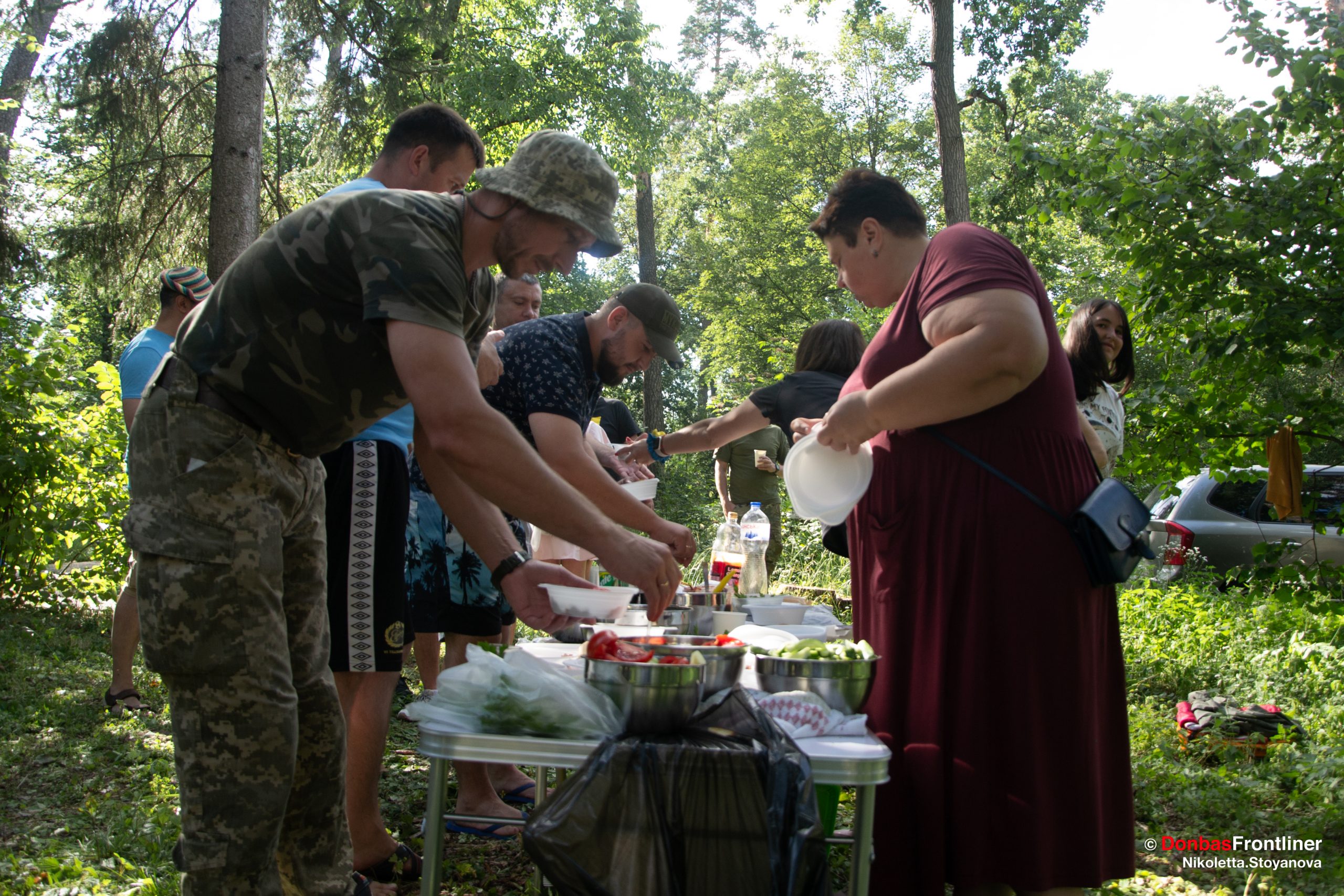 Donbas Frontliner / Волонтери частують військовослужбовців