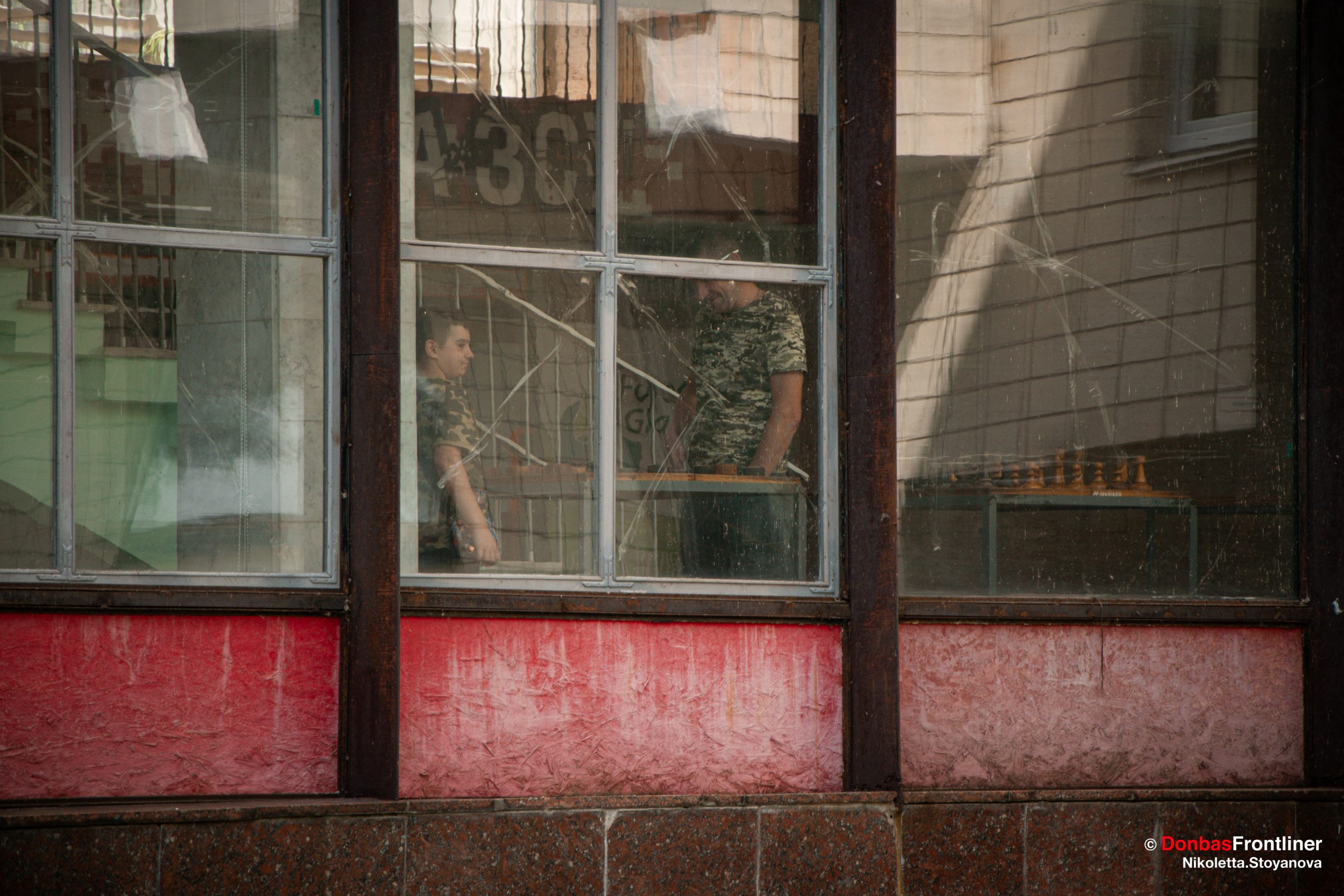 Donbas Frontliner / Гра в шашки. Вид з вулиці