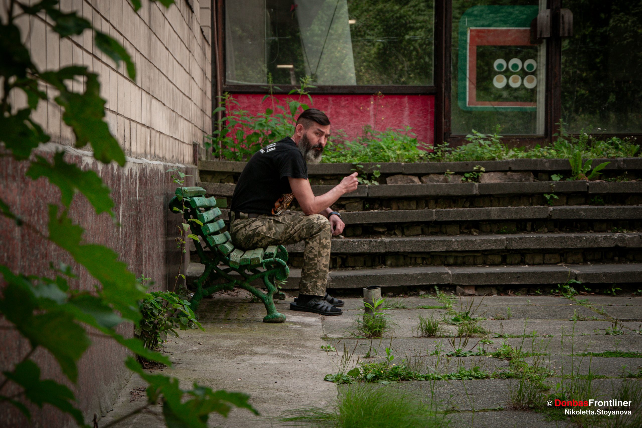 Donbas Frontliner / Військовий палить біля будівлі Центру психічного здоровʼя т