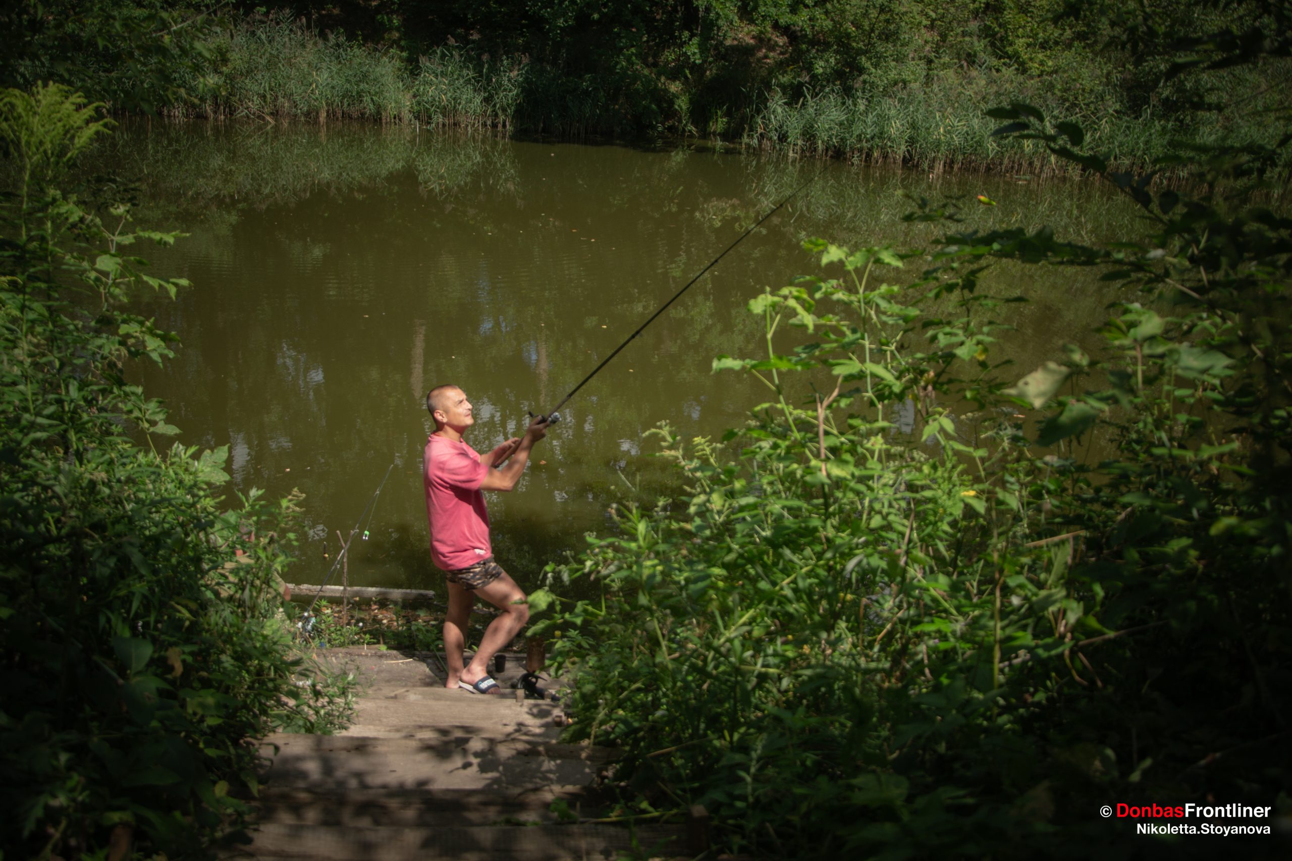 Donbas Frontliner / Рибалка на річці біля Центру