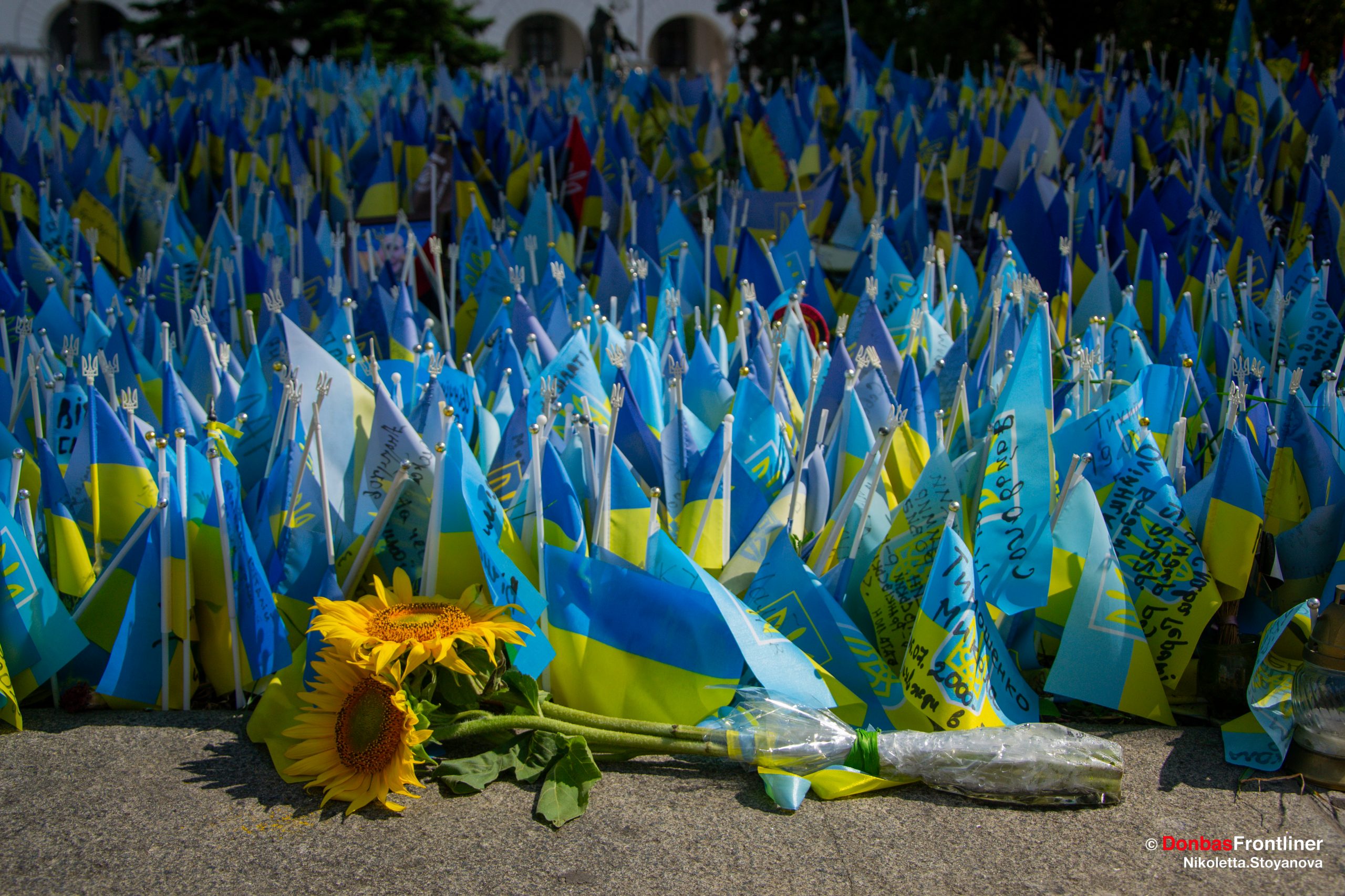 Donbas Frontliner / Прапорці з іменами загиблих героїв.