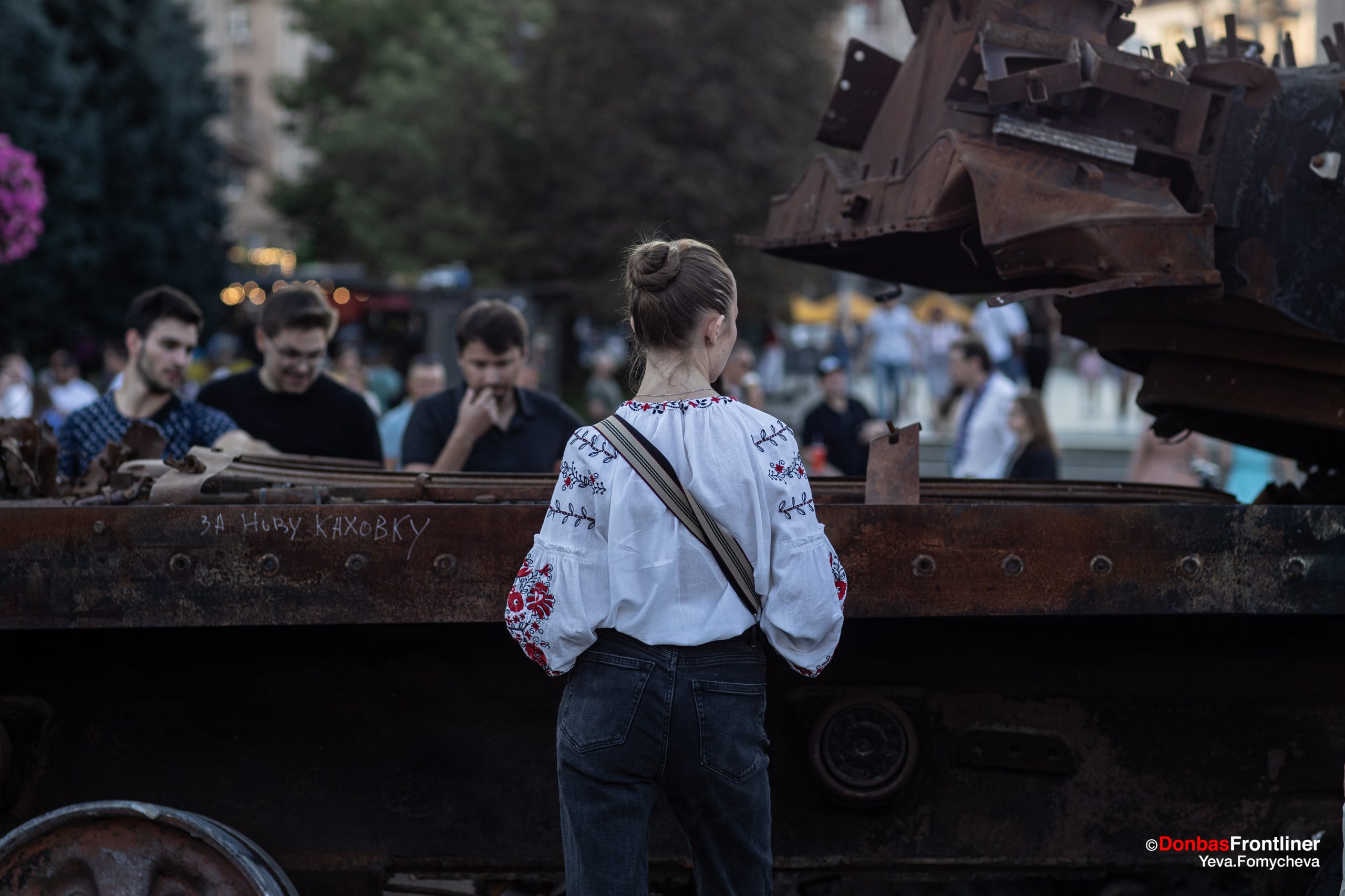Donbas Frontliner / Дівчина оглядає експонат.