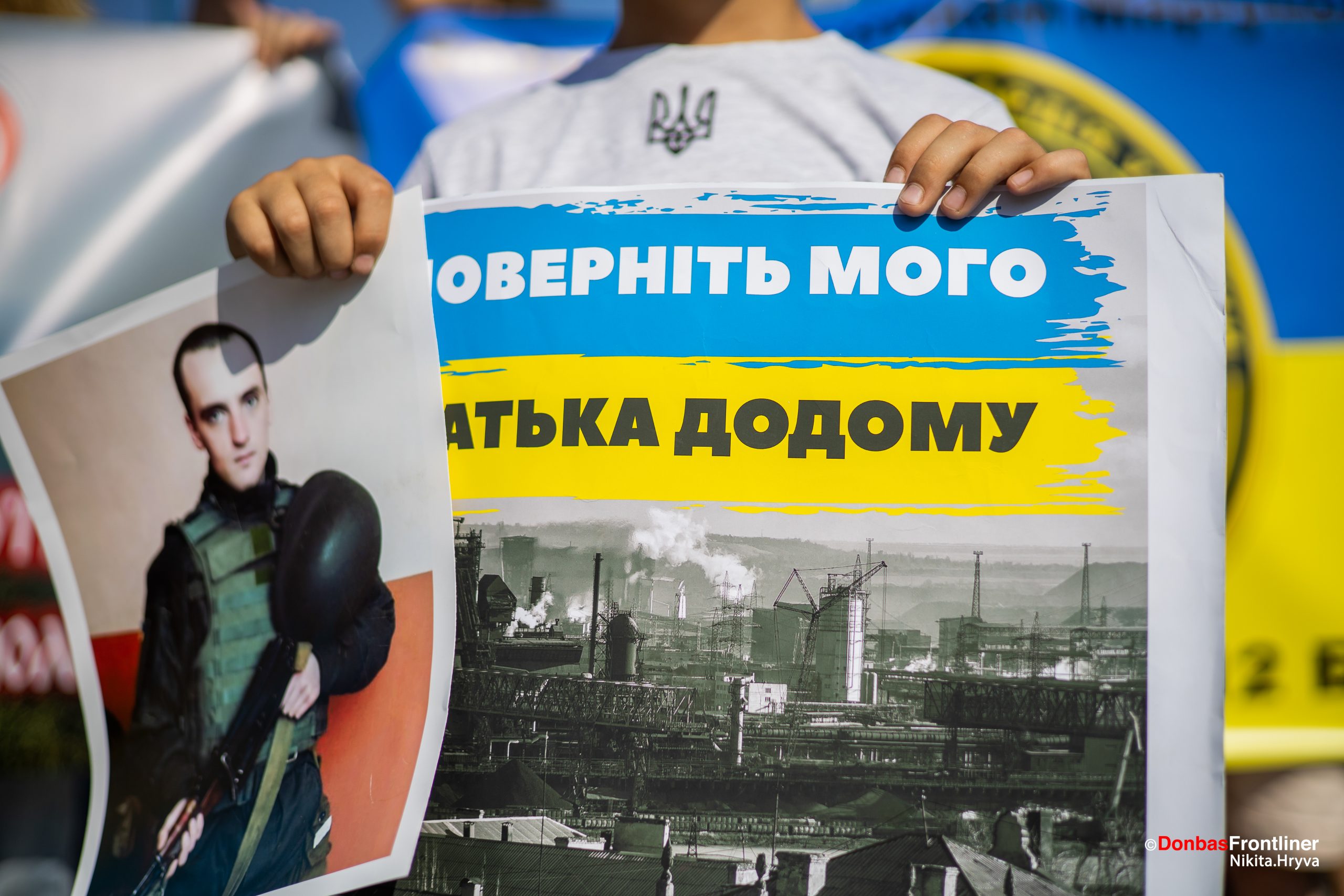 Donbas Frontliner / «Поверніть мого батька з полону» – напис на плакаті одного з хлопчиків