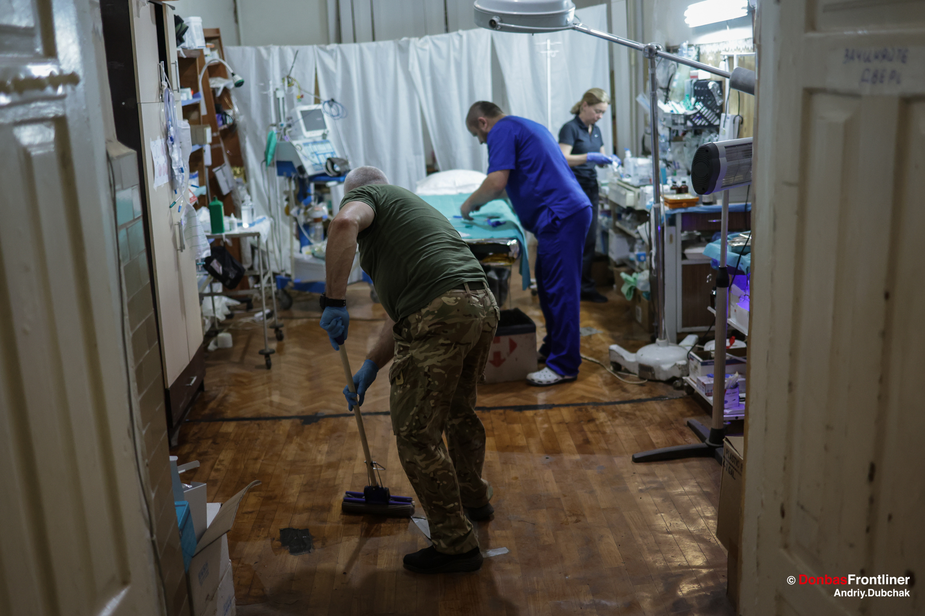 Donbas Frontliner. Після стабілізації бійця відправили до лікарні. Персонал дезінфікує кімнату перед приїздом чергового пацієнта.