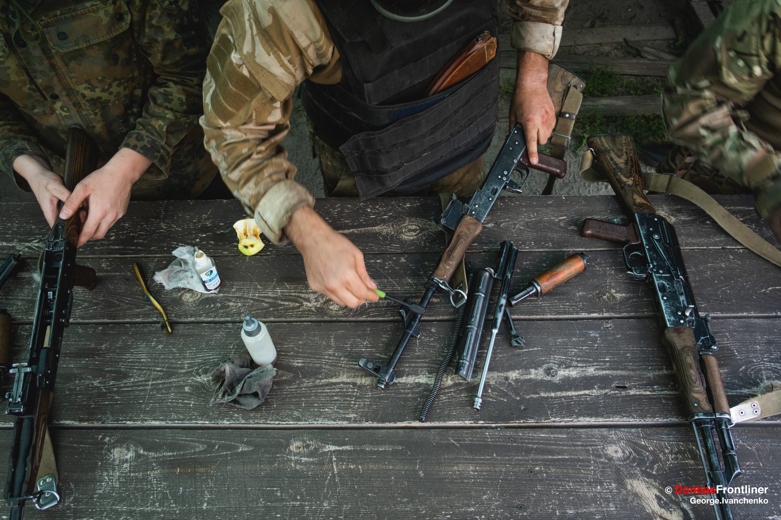Donbas Frontliner / Особливий ритуал по завершенню навчального дня – чистка зброї