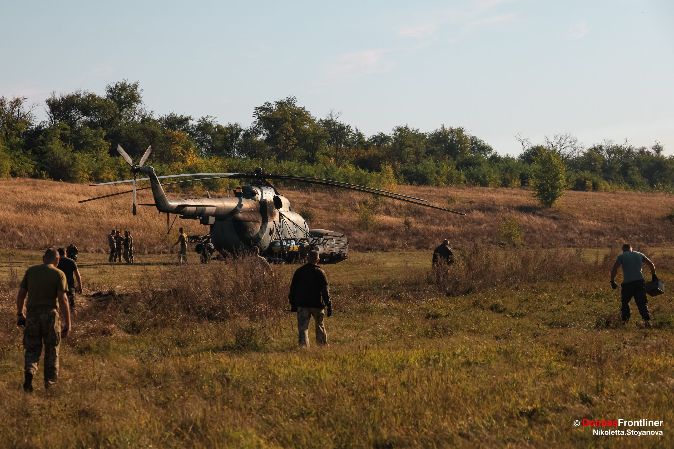 Donbas Frontliner / Пілоти прямують до гелікоптера, після повернення з бойового завдання