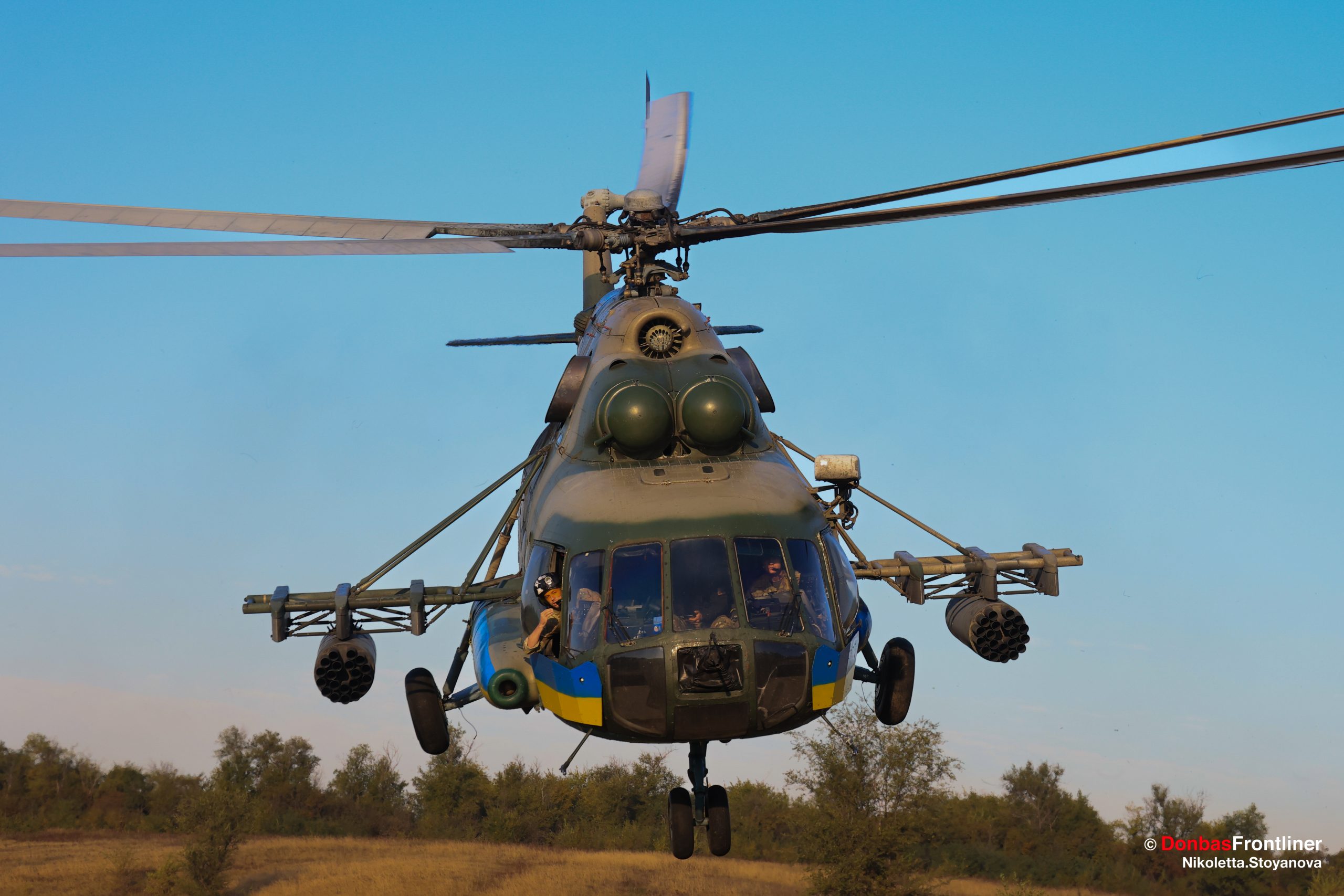 Donbas Frontliner / Пілот виглядає з кабіни гелікоптер