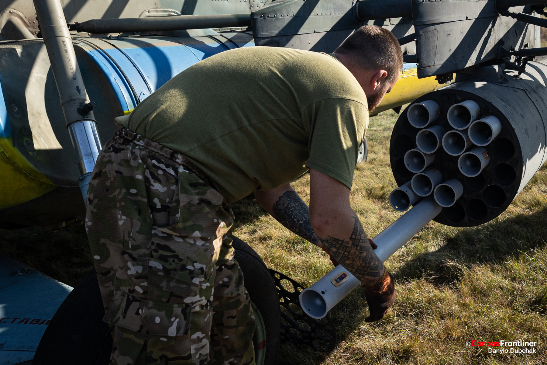 Donbas Frontliner / Пілот вставляє ракети у барабан гелікоптера