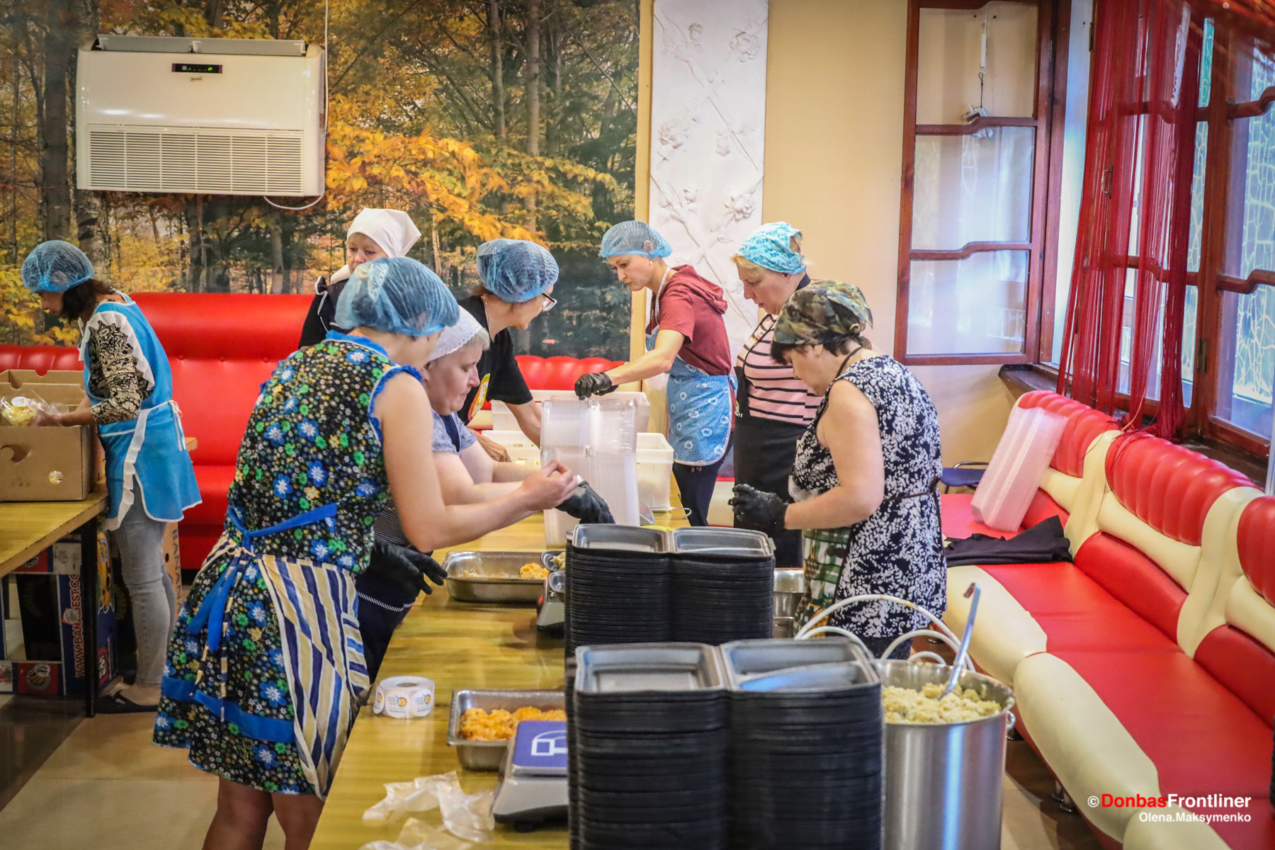 Donbas Frontliner / Жінки фасують їжу перед відправкою