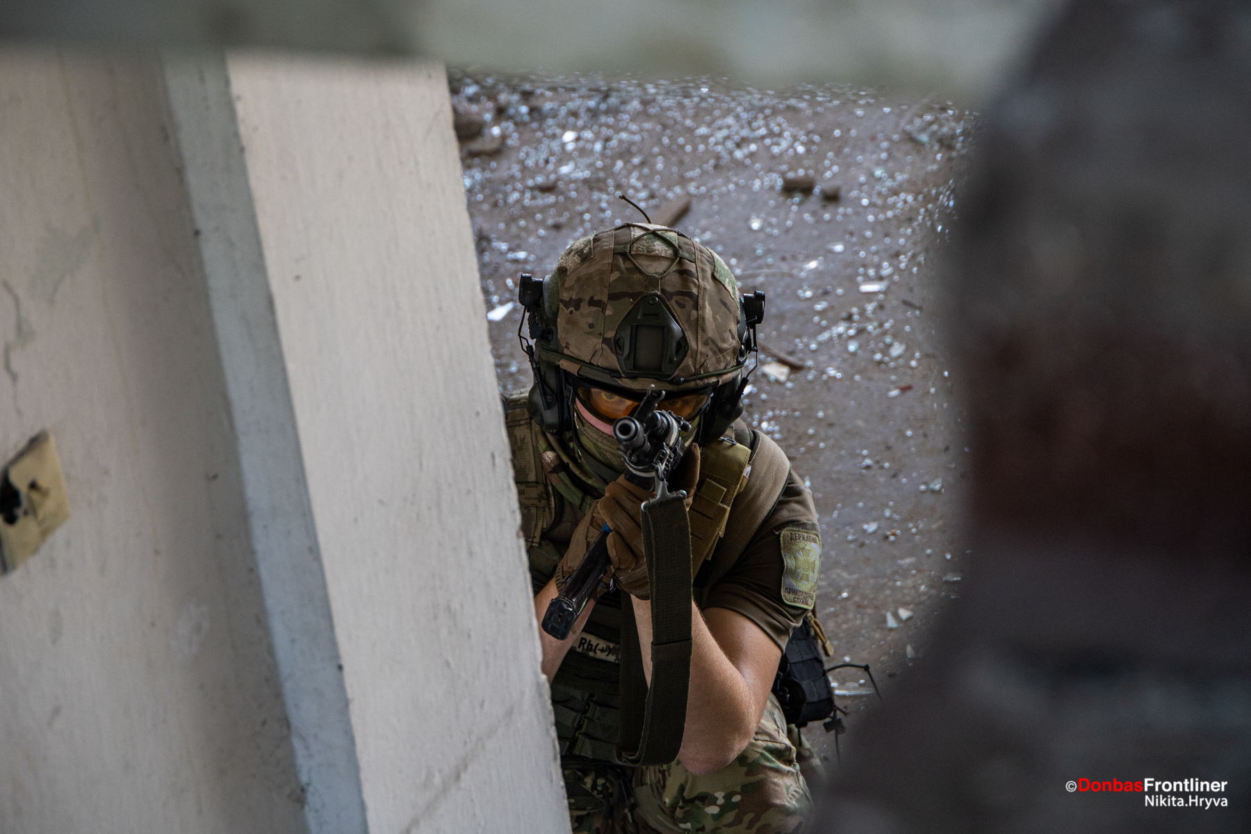 Donbas Frontliner / Боєць контролює сходи
