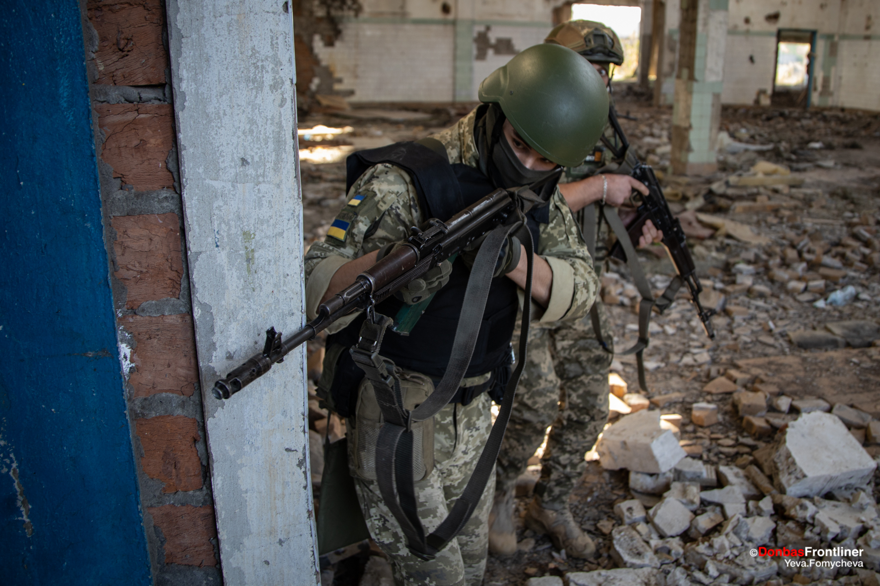 Donbas Frontliner / Поступово хлопці минають різні приміщення