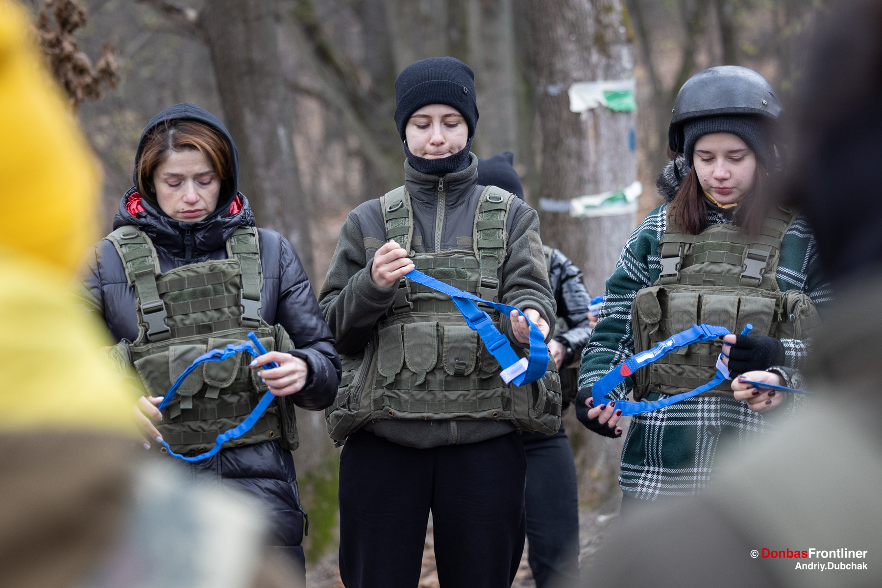 Накладання кровоспинного турнікету на тренінгу по військовому виживанню для жінок у Києві.