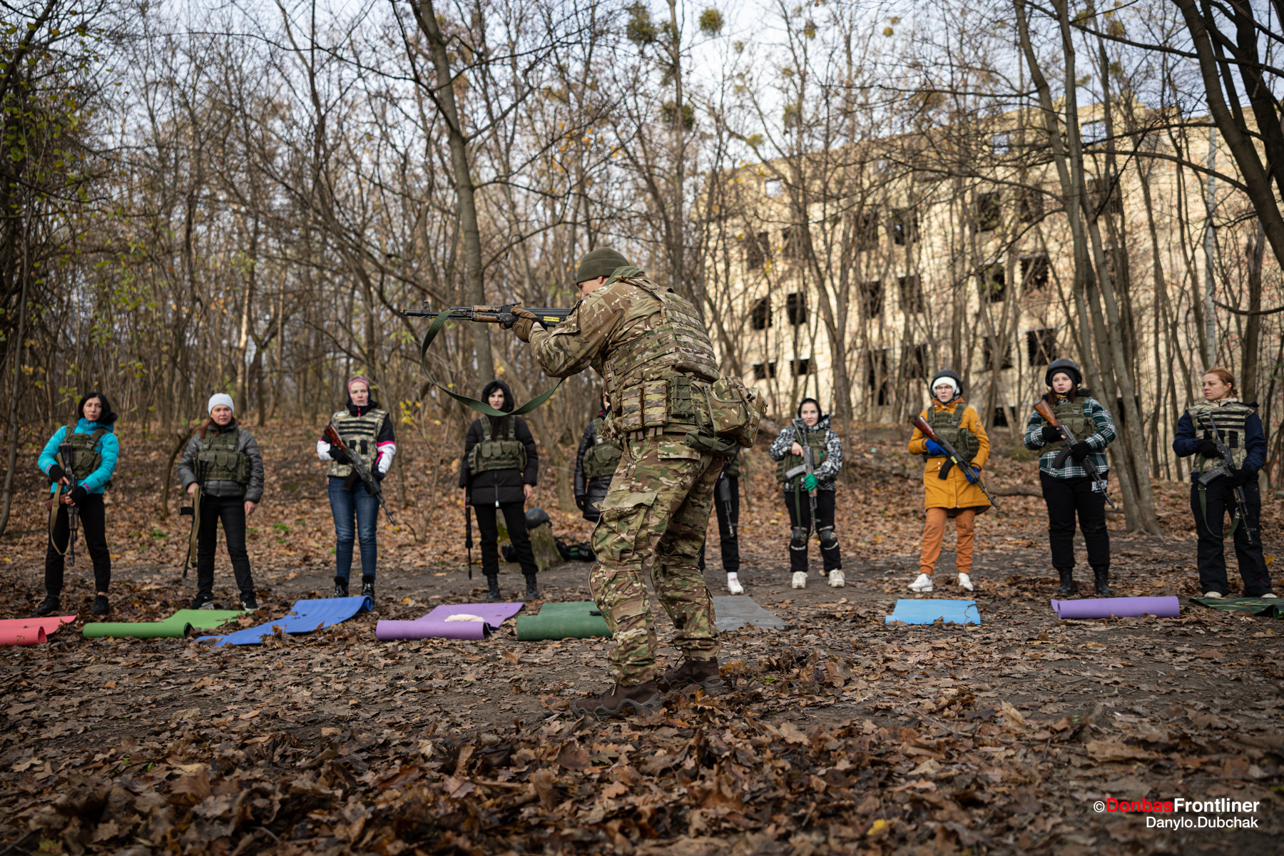 Жінки та дівчата тренуються користуватись автоматом Калашникова на курсах військової підготовки «Українська Валькірія»