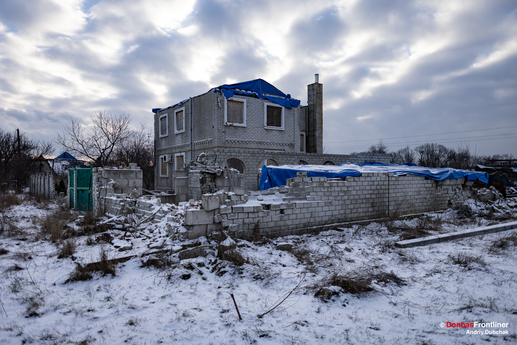 Зруйнований вибухом будинок накритий поліетиленом у селі Руські Тишки