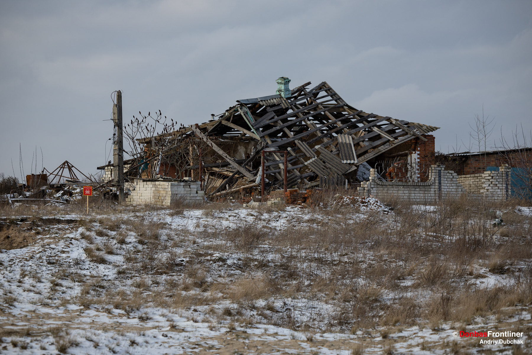 Знищена хата і табличка «міни» у селі Руські Тишки