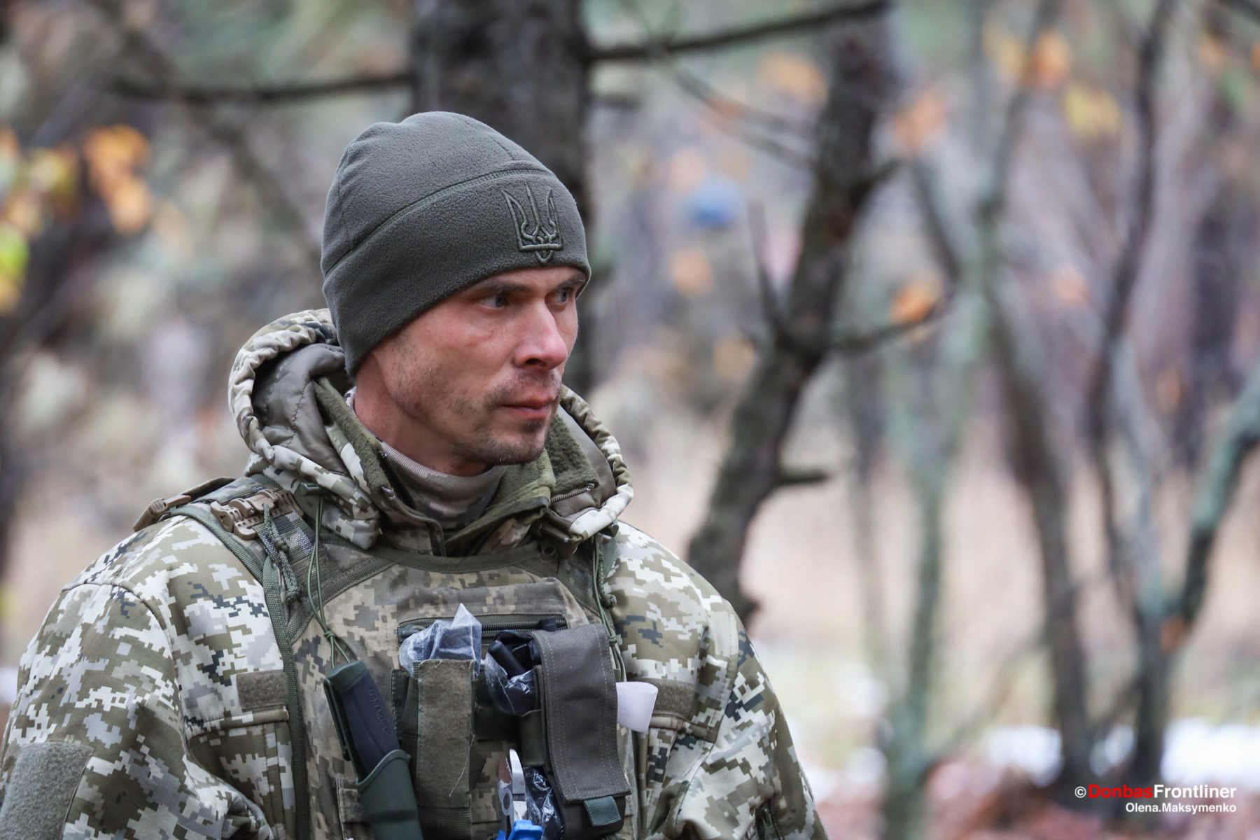 Donbas Frontliner / Новобранець слухає інструктора саперної справи