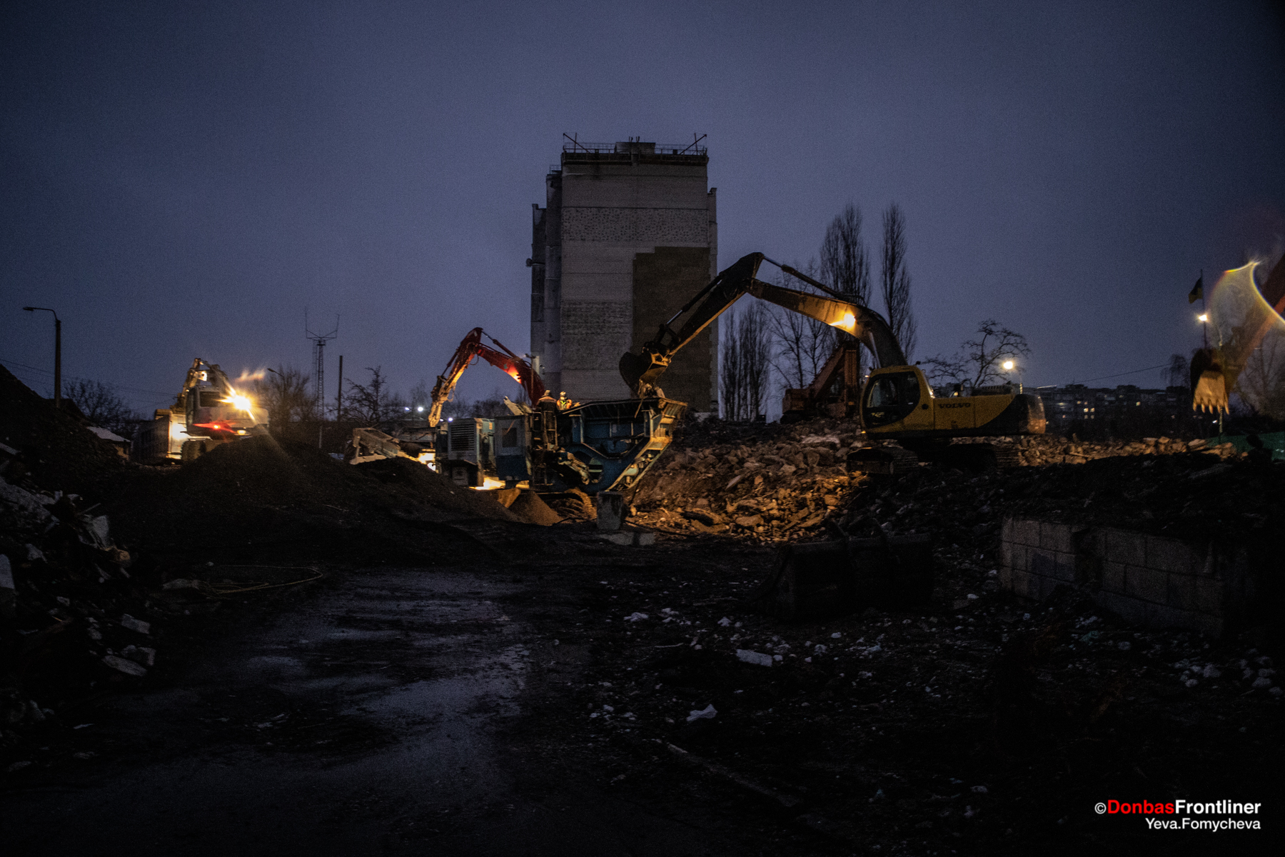 Donbas Frontliner / Будівельна техніка працює над розбором зруйнованої багатоповерхівки.