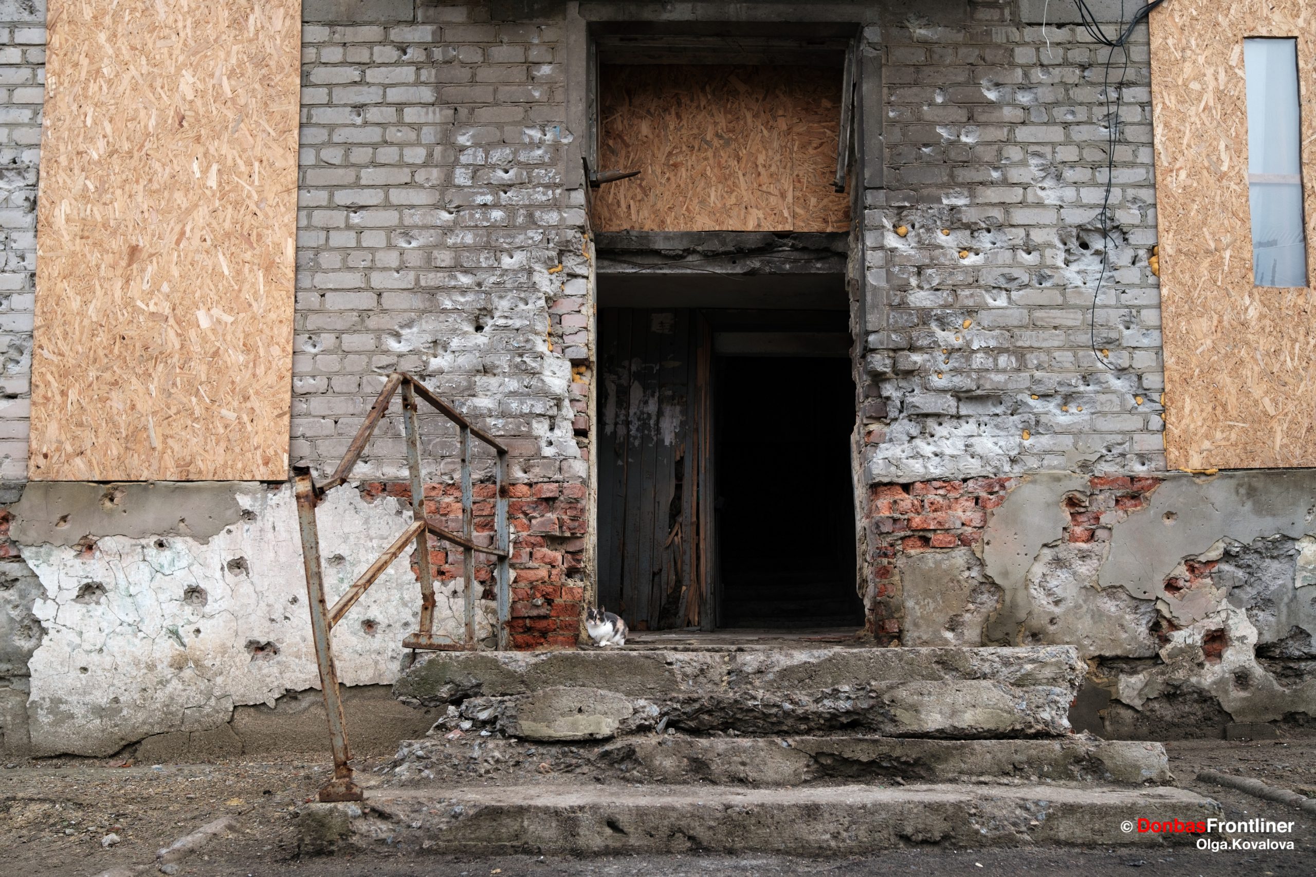 Один з будинків міста Курахове, де й досі мешкають люди. Донецька область, Україна. 22 грудня 2023 року.