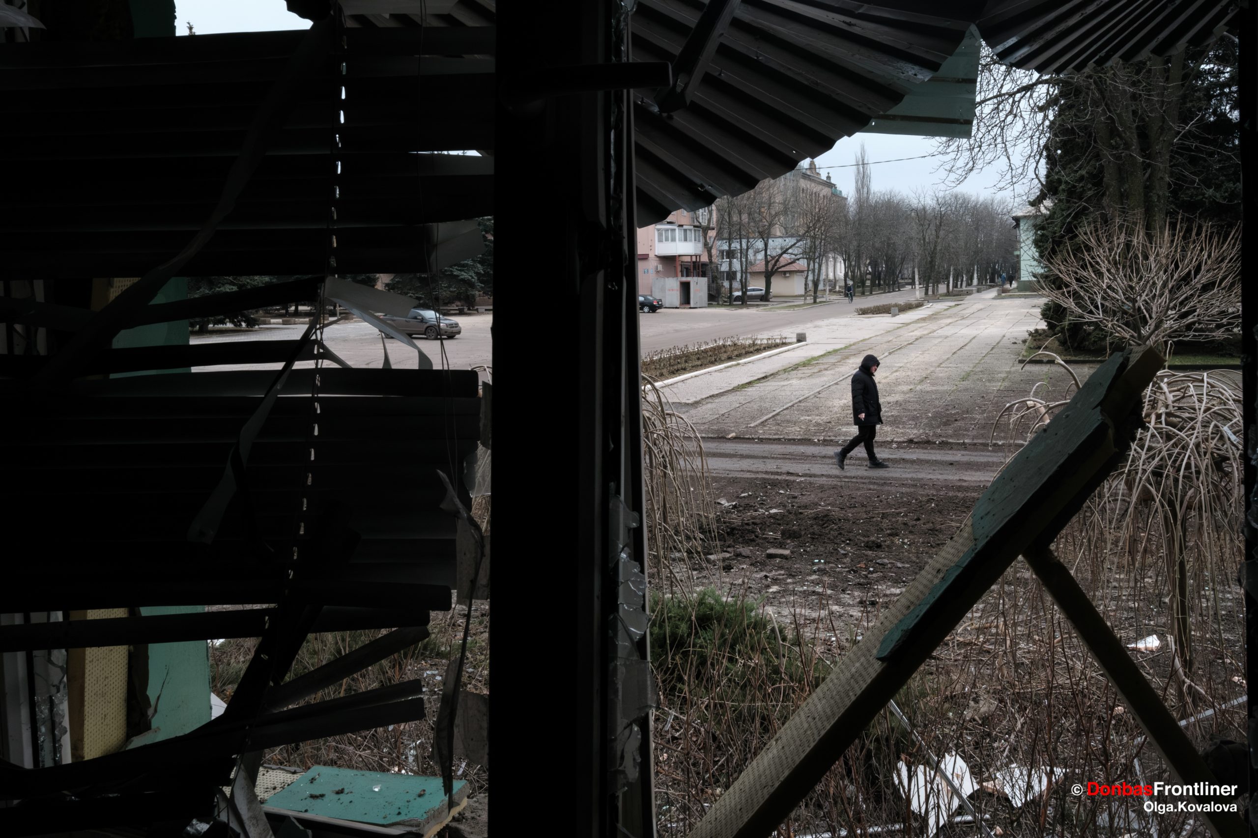 Вигляд з вікна пошкодженого помешкання на місце влучання снаряду у центральній частині прифронтового міста Курахове, Донецька область, Україна. 22 грудня 2023 року.