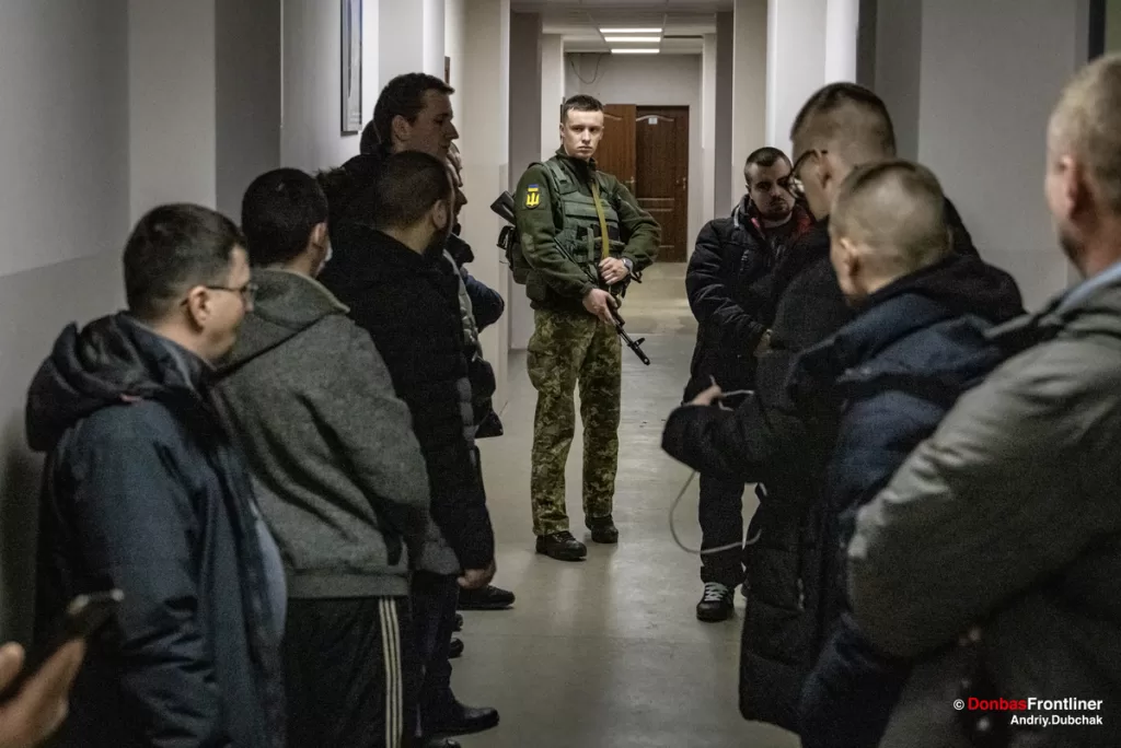 Черга та охоронець у військкоматі Краматорська, 24 лютого 2022 року.