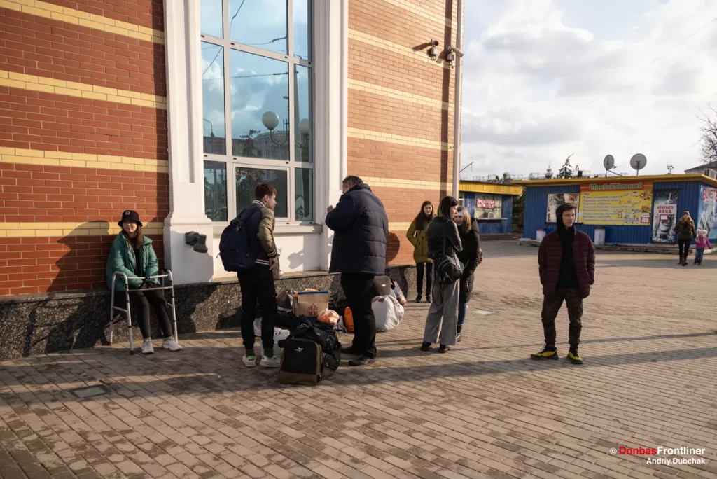 Перші біженці від війни на вокзалі у Краматорську, 24 лютого 2022 року.
