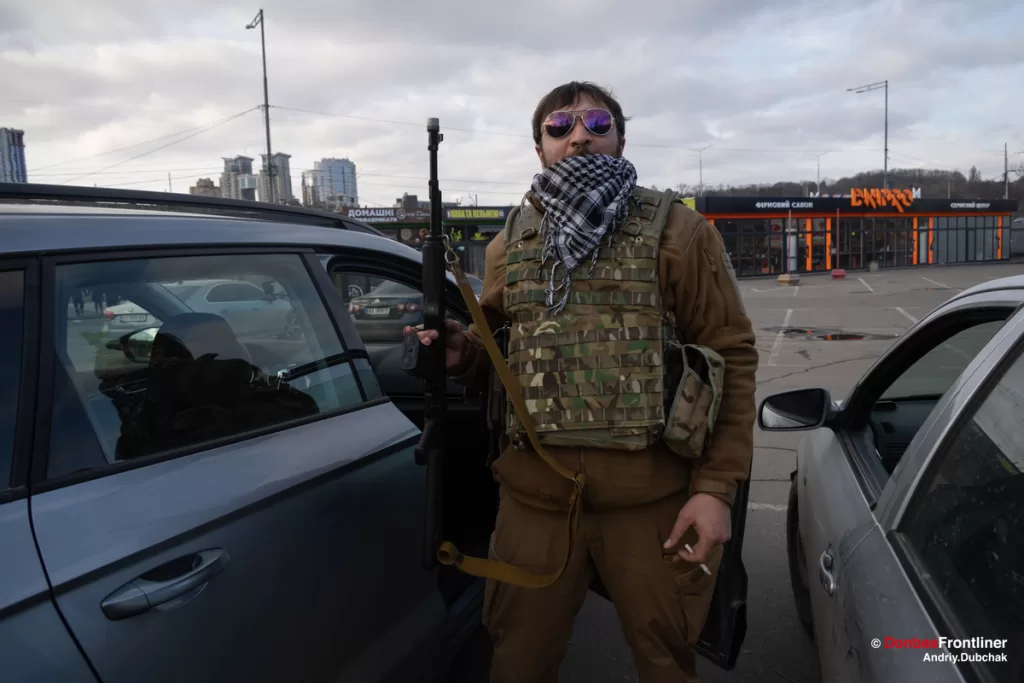 Боєць ТРО з позивним «Циган» біля метро Видубичі, Київ, 25 лютого 2022 року.
