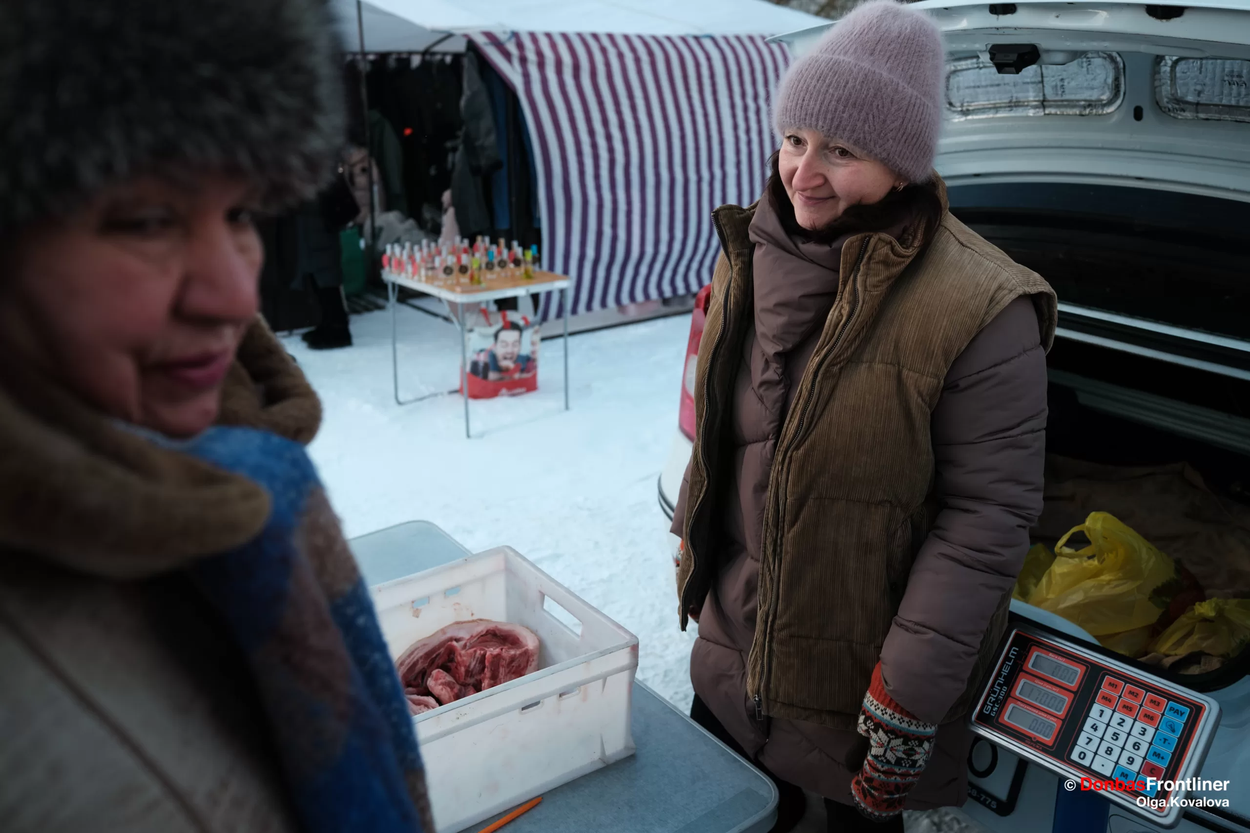 Місцева мешканка продає мʼясо з власного господарства на базарі у Ямполі, Сумська область, Україна, 17 січня 2024 року.
