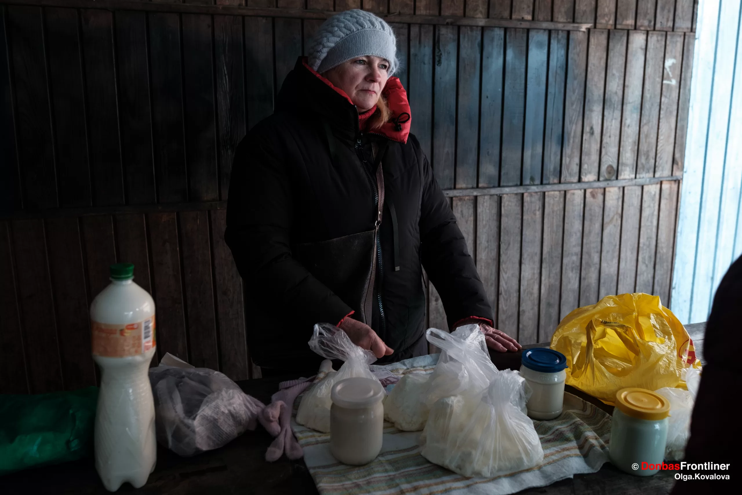 Мешканка сусіднього села продає молочні продукти з власного господарства на базарі у Ямполі, Сумська область, Україна, 17 січня 2024 року.
