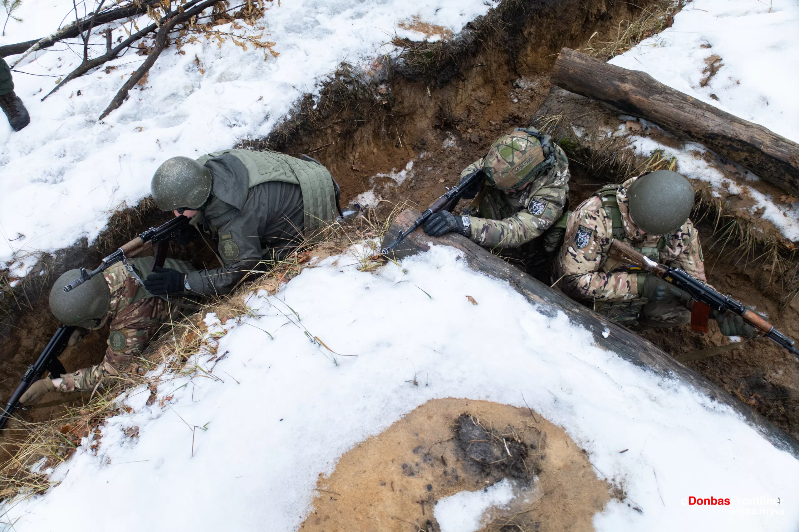 Donbas Frontliner /  Бійці «Форпосту» штурмують окоп під час навчань.