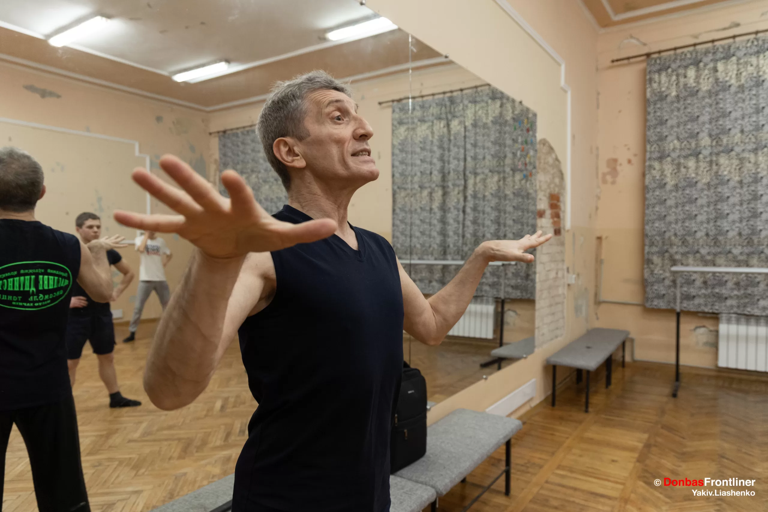 Donbas Frontliner / Олександр Цомая викладає хлопцям класичний та народно-сценічний танець