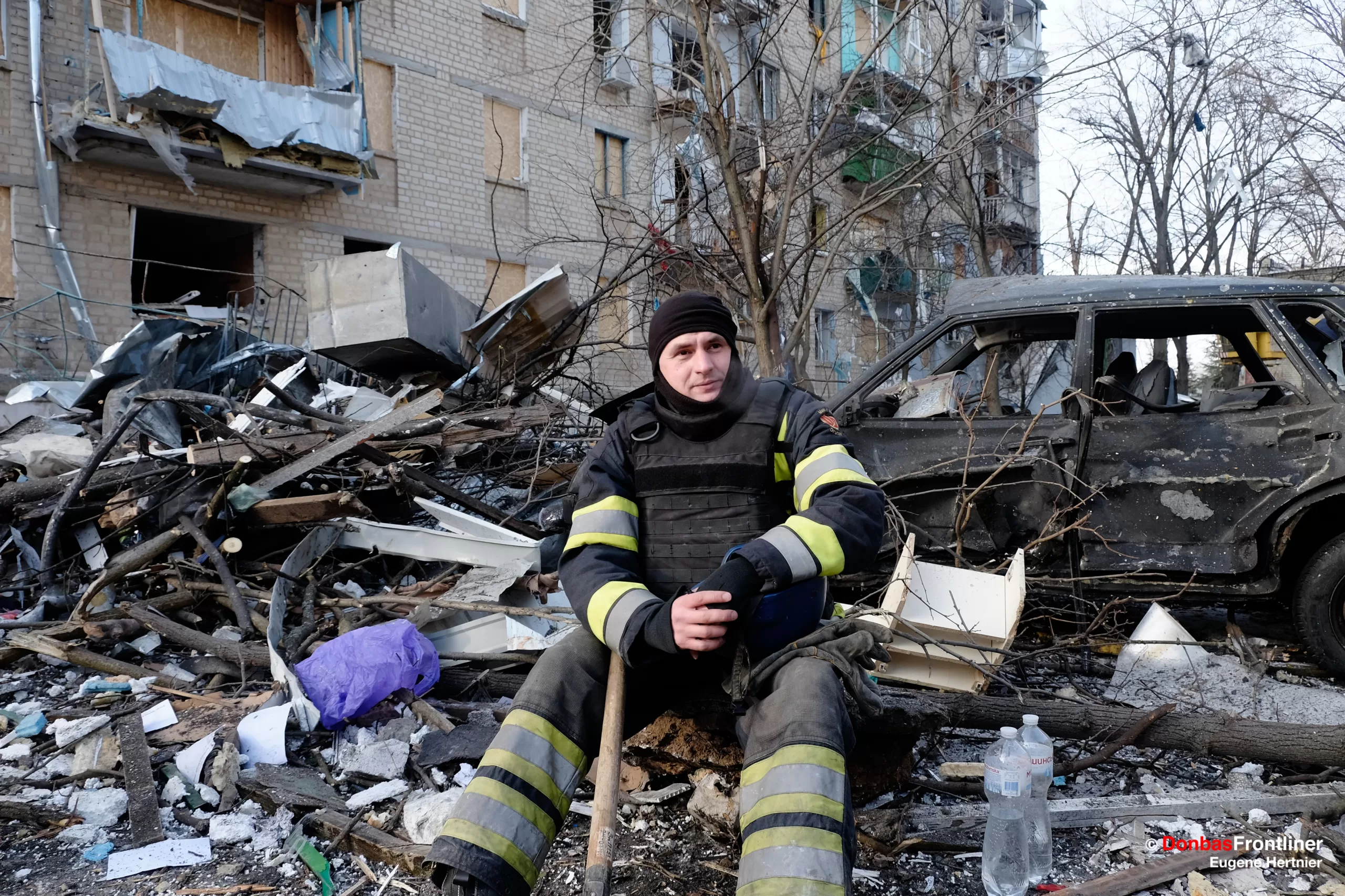 23 січня 2024. Стомлений пожежний на місці влучання ракети у житловий будинок поблизу селища Жуковського. 