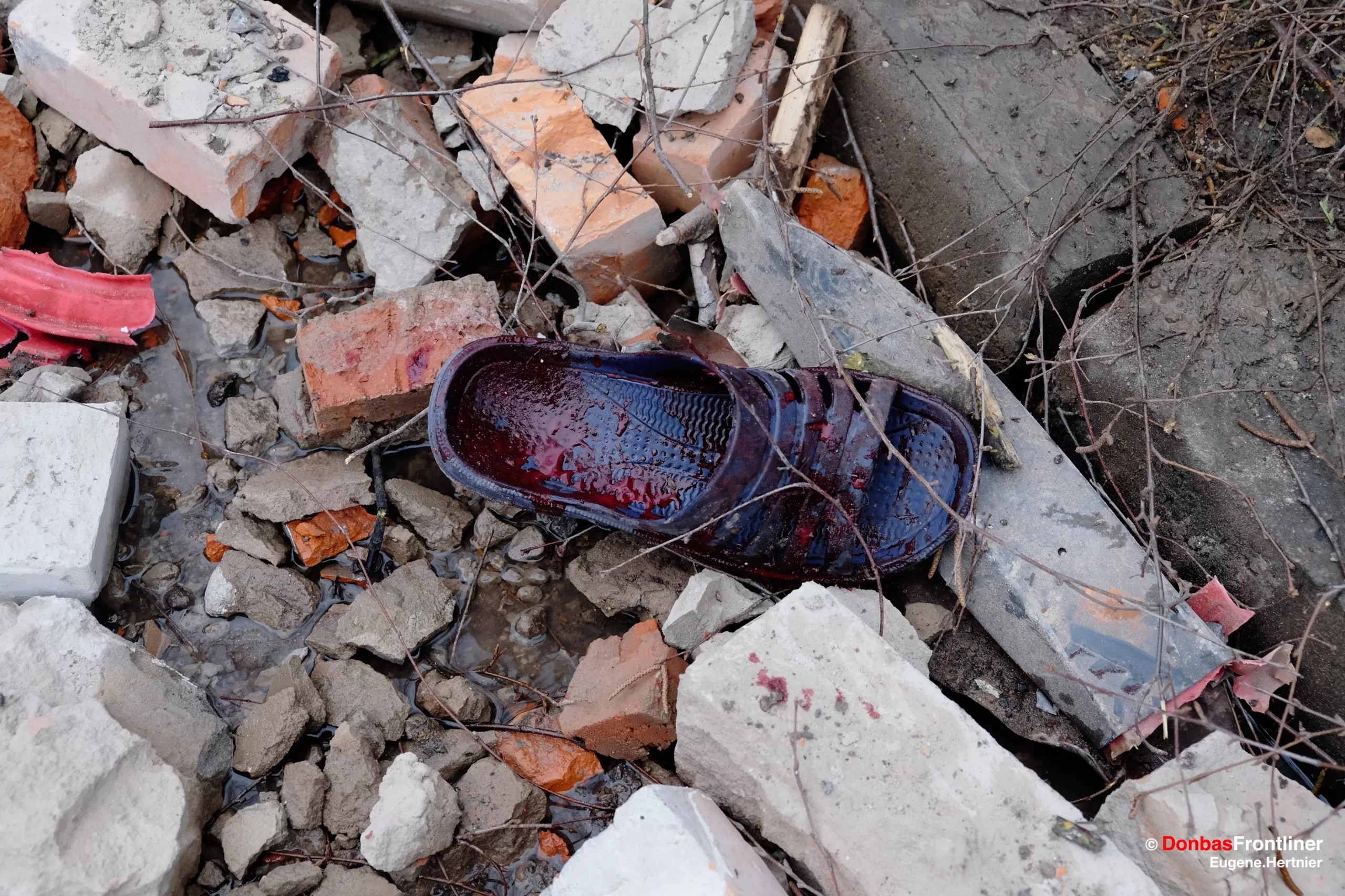 2 січня 2024. Взуття одного із постраждалих від ракетного удару.
