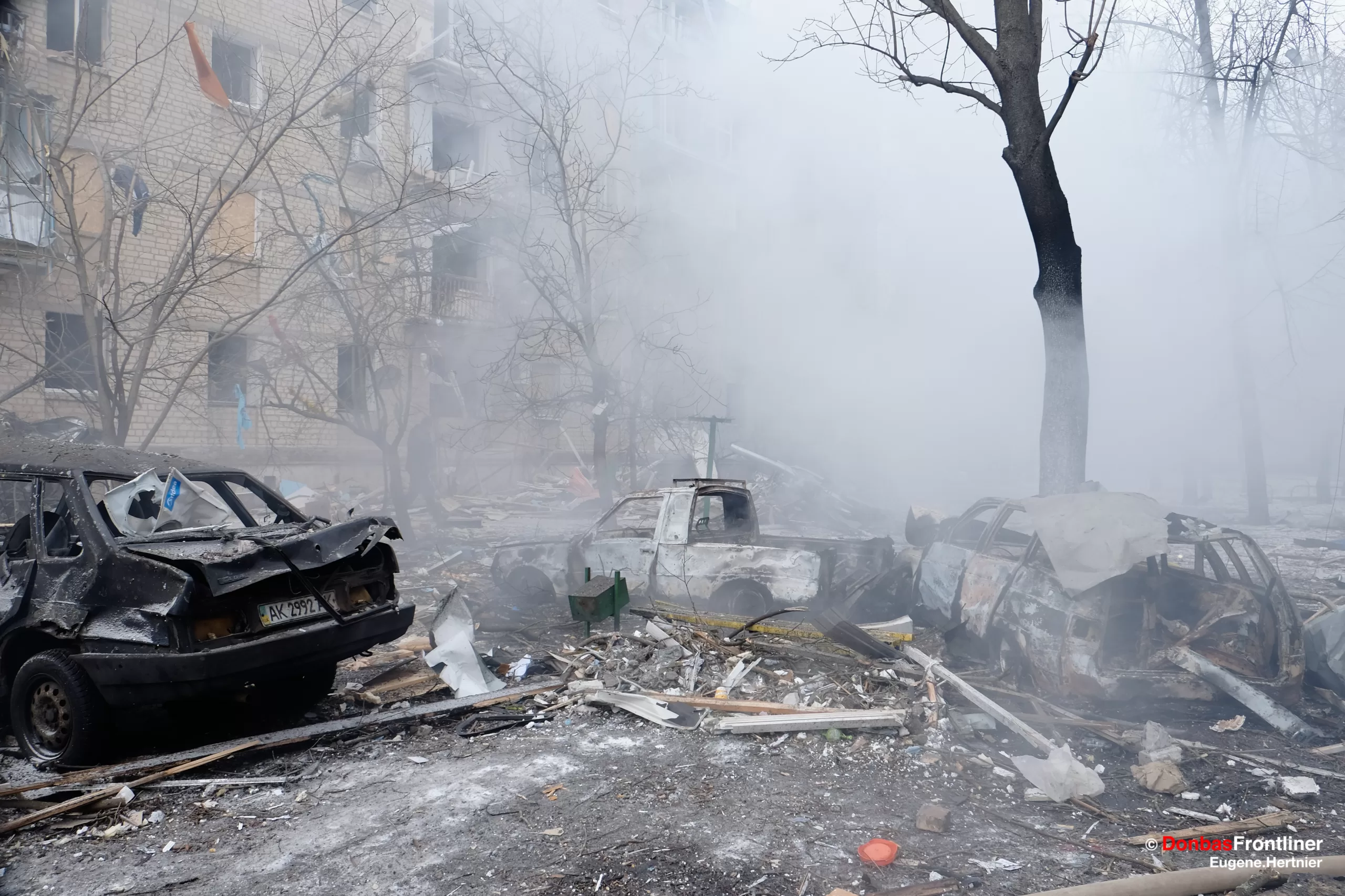 23 січня 2024. Понівечені машини поблизу будинку, в який влучила ракета, в селищі Жуковського.