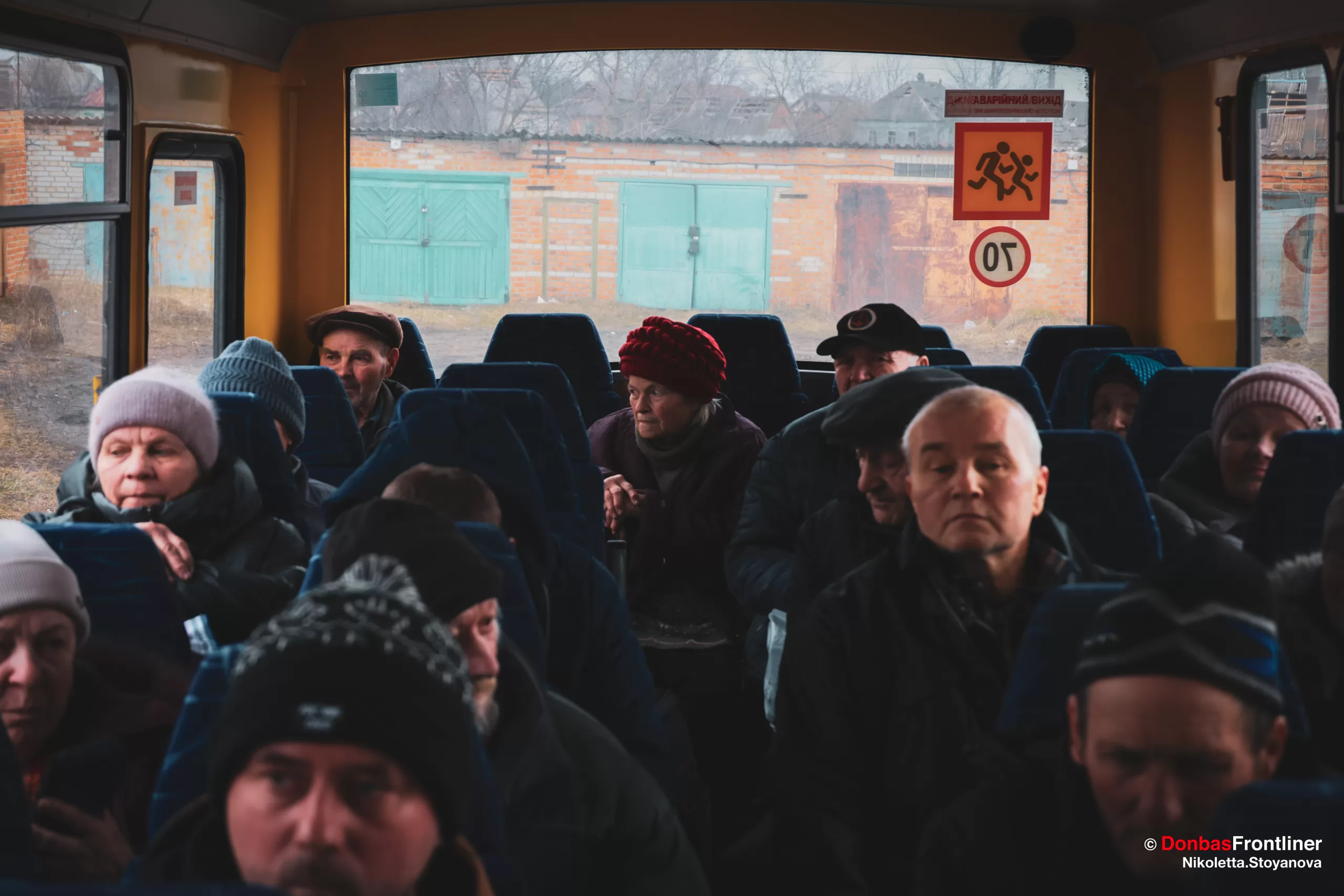 Жителі Великої Писарівки в евакуаційному автобусі у Грунь.