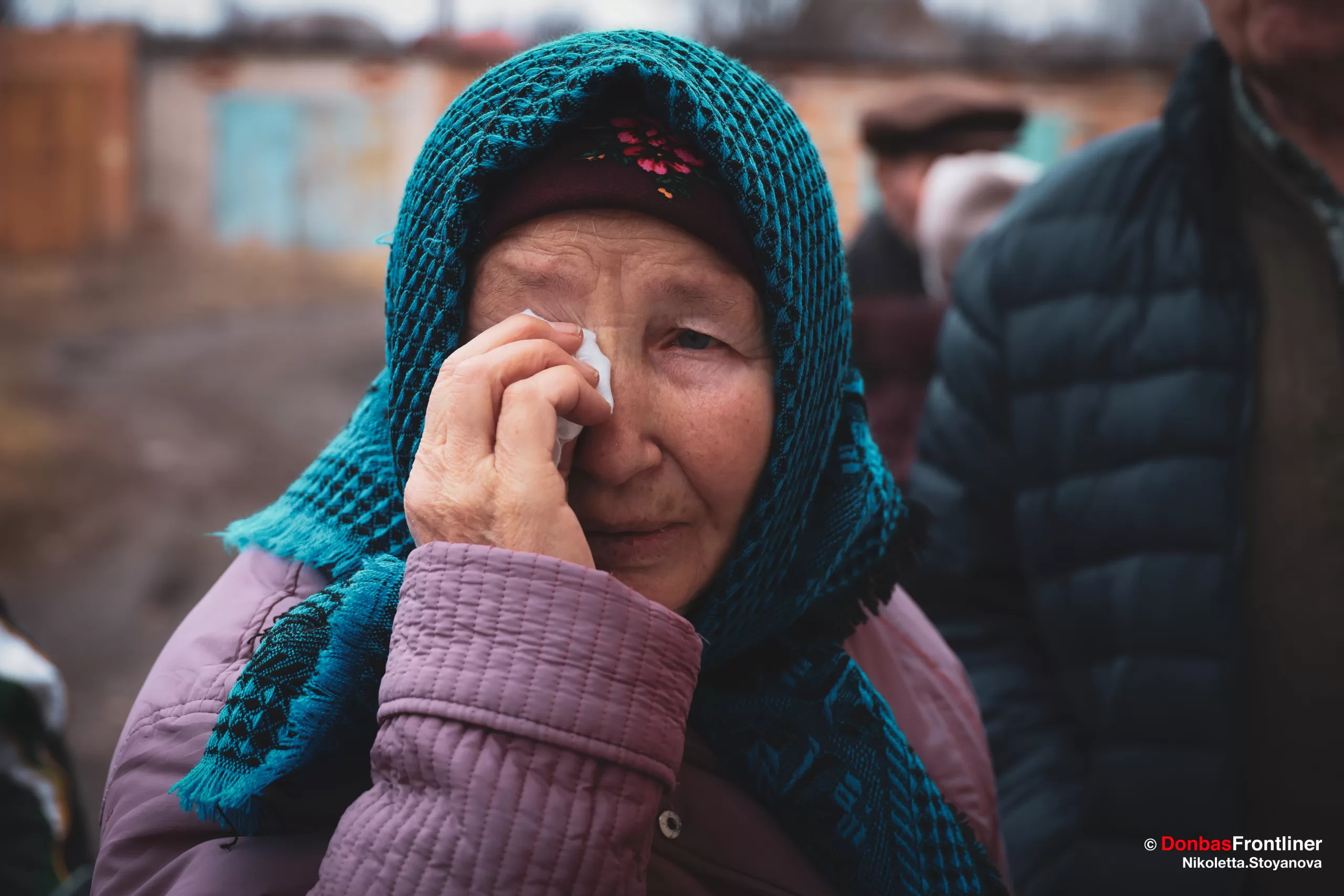 Літня жителька села Велика Писарівка Ганна Трохимівна, що евакуюється через постійні обстріли росіян.