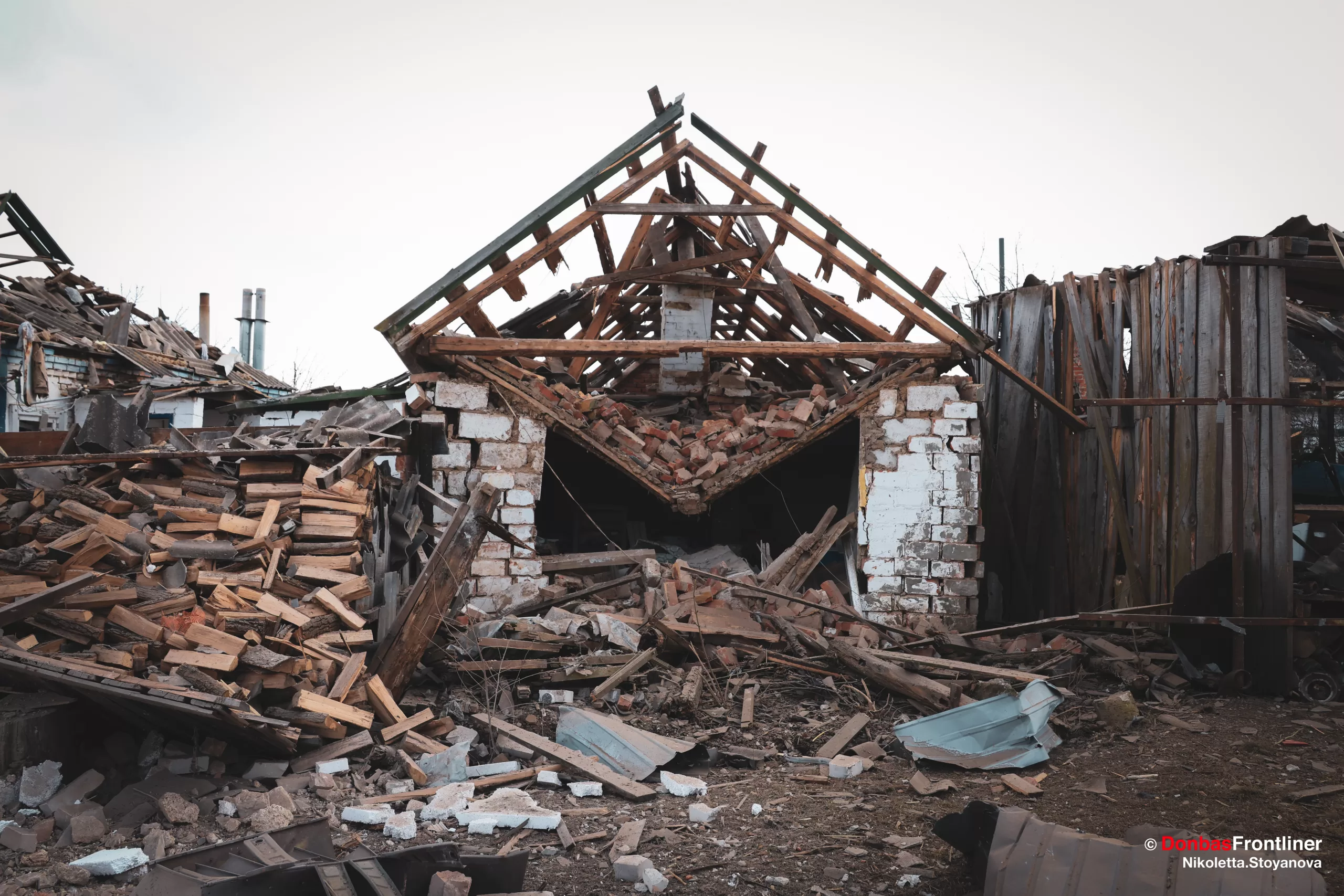   Наслідки руйнувань через обстріли росіян КАБами 16 березня. Зруйновано приватні будинки.