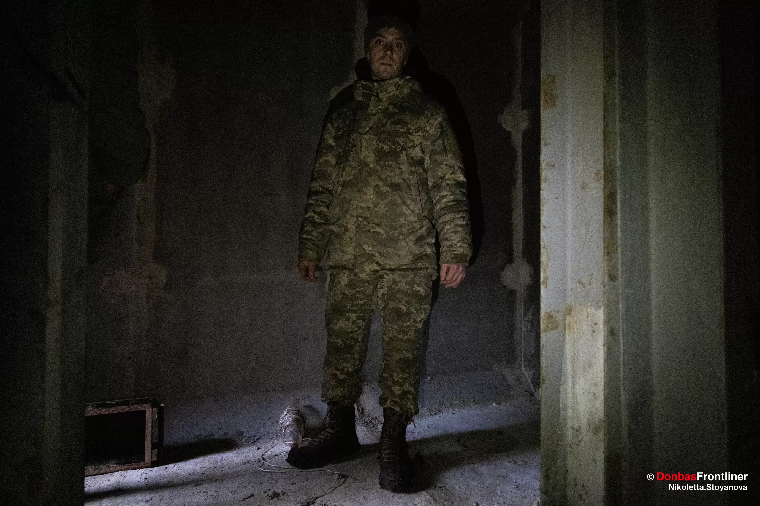 Військовослужбовець у приміщенні бетонного сховища у Сумській області