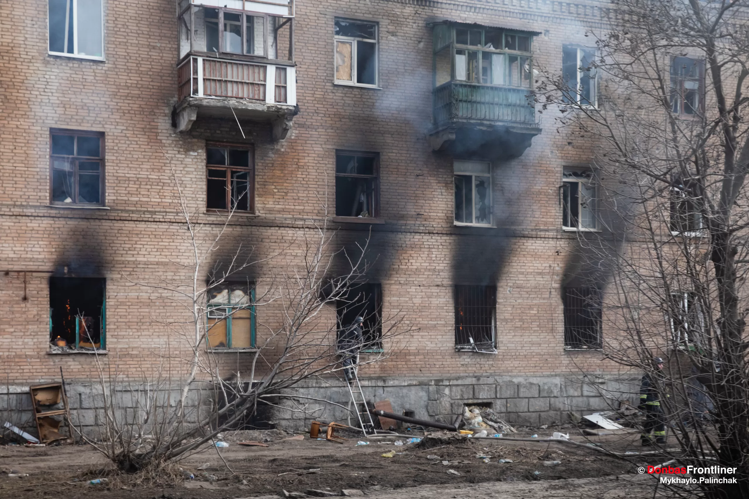 Лікарі в’їхали в Часів Яр, який росіяни щойно обстріляли з артилерії.  Медиків-волонтерів зустріли чорні вигорілі вінка будинку, з яких виривався дим.
