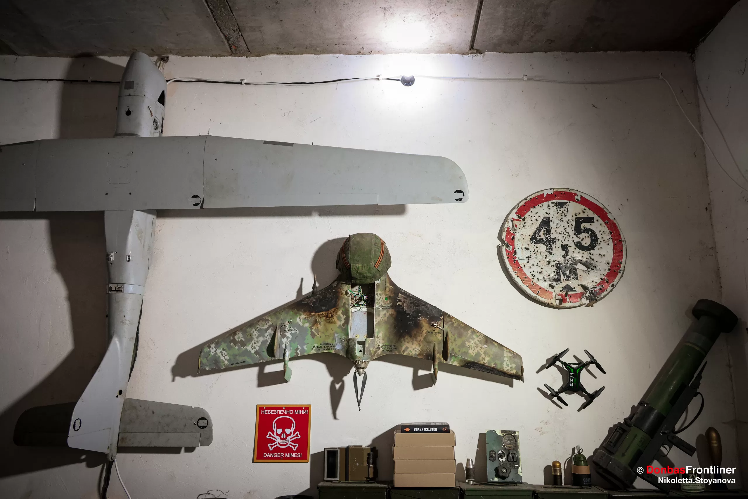 Уламки літака, вцілілі ударні дрони, розстріляні дорожні знаки й пусті гранати також є в колекції.