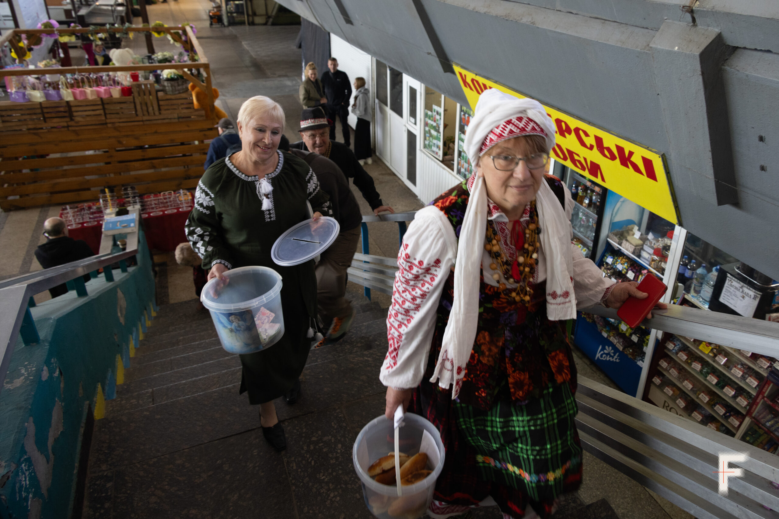За донат Людмила та Віта, учасниці ярмарку на Житньому ринку, пригощають пиріжками