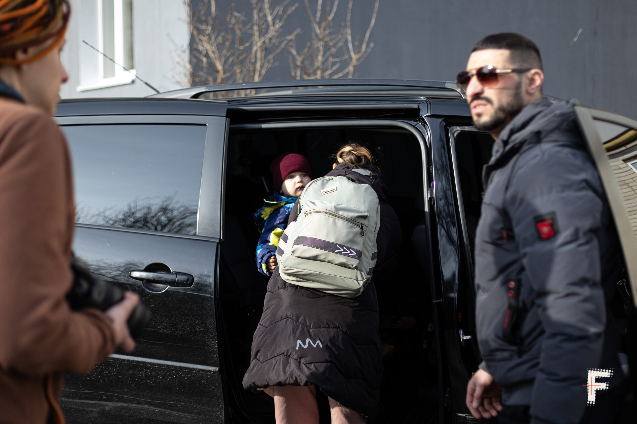 Ольга саджає сина Сашка до евакуаційного бусу.